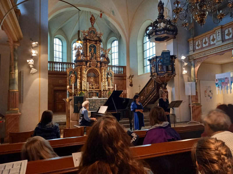 Frau Fuhr in der Gruppe der Musikanten nach einem Konzert